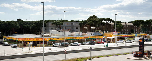 Imagen de la zona comercial de La Pava en Gav Mar (en el lado mar de la autova de Castelldefels) (Ao 2012) (web: www.grupolapava.com